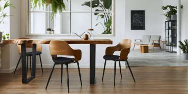 Yemek odasının tasarım sanatı ahşap masa, sandalyeler, bir tomar bitki, büyük pencere, poster haritası ve modern ev dekorunda zarif aksesuarları olan şık bir iç mimarisi. Şablon.