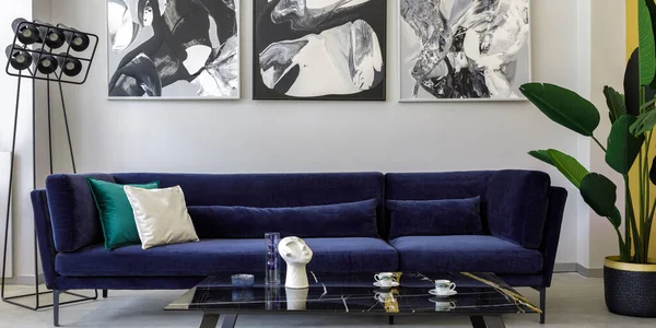Interior Elegante Moderno Sala Estar Com Sofá Veludo Azul Simular — Fotografia de Stock