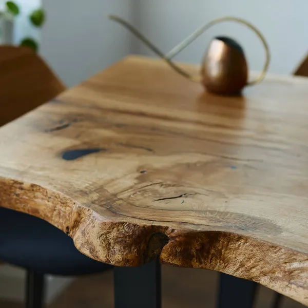 銅散水缶 美しいオレンジの現代的な床とクラフトオーク材の木製のテーブルのスタイリッシュな組成 テンプレート — ストック写真