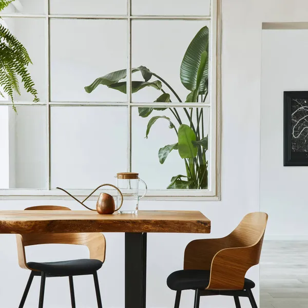 室内设计 配有时尚工艺的木制餐桌 一串串植物 招贴画和雅致的室内装饰 — 图库照片