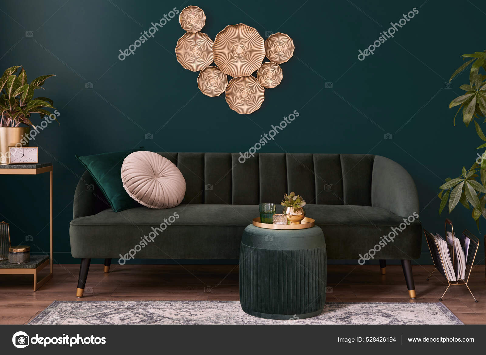 Salón Lujo Casa Con Diseño Interior Moderno Sofá Terciopelo Verde:  fotografía de stock © Followtheflow #528426194
