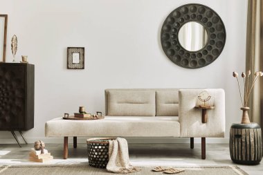 Dizayn şezlongu, yuvarlak ayna, mobilya, halı, dekorasyon, tabure ve zarif kişisel aksesuarları olan modern etnik oturma odası. Şablon. Tarz ev dekoru.