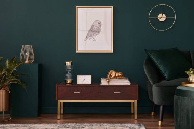 Şık kadife kanepe, ahşap klozet, puf, bitkiler, halı, altın süsleme, poster çerçevesi ve zarif kişisel aksesuarları olan lüks bir iç mekan. Klasik evdeki modern oturma odası. 