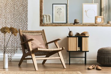 Şık rattan koltuklar, tasarım mobilyaları, kurutulmuş çiçekler, poster çerçeveleri, ahşap döşemeler, dekorasyon ve zarif kişisel aksesuarlarla eşsiz bir oturma odası. Modern ev. Şablon.