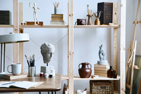 Unique Espace Travail Artiste Intérieur Avec Bureau Élégant Chevalet Bois — Photo