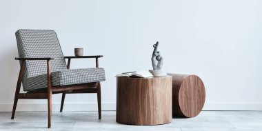 İskandinav oturma odasının minimalist kompozisyonu tasarım koltuğu, ahşap kahve masaları, dekorasyon, presonal aksesuarlar ve modern ev dekorunda fotokopi alanı. Şablon.