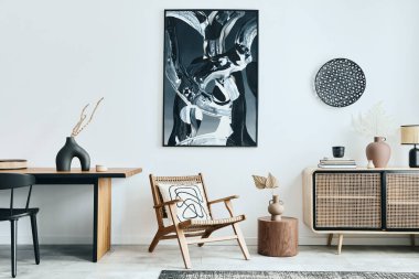 Modern dairenin şık İskandinav oturma odası ahşap klozet, tasarım masası, sandalyeler, halı, duvarda soyut tablolar ve ev dekorunda kişisel aksesuarlar. Şablon.