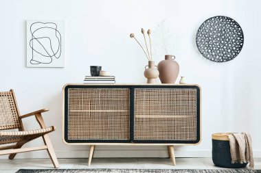 Modern apartmanın içinde şık bir İskandinav oturma odası ahşap klozet, koltuk, halı, vazo yaprağı, kitap ve ev dekorasyonunda kişisel aksesuarlar. Şablon.