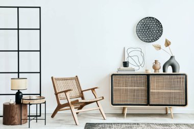 Modern apartmanın içinde şık bir İskandinav oturma odası ahşap klozet, koltuk, halı, vazo yaprağı, masa lambası ve ev dekorunda kişisel aksesuarlar. Şablon.