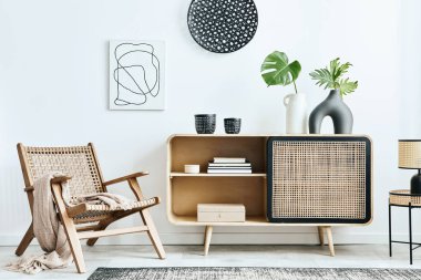 Modern apartmanın içinde şık bir İskandinav oturma odası ahşap klozet, koltuk, halı, vazo yaprağı, masa lambası ve ev dekorunda kişisel aksesuarlar. Şablon.