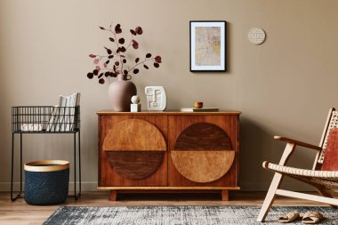 Şık klozeti, koltuğu, vazoda solmuş çiçekleri olan eşsiz oturma odasının iç tasarımı duvarda, halıda, dekorasyonda ve modern ev dekorasyonunda kişisel aksesuarlarla süslenmiş bir poster. Şablon.