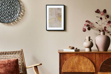 Şık klozeti, koltuğu, vazodaki solmuş çiçekleri olan eşsiz oturma odasının iç tasarımı, duvardaki poster, modern ev dekorasyonu ve kişisel aksesuarları. Şablon.