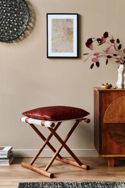 Tasarım ahşap klozet, tabure, vazoda kurutulmuş çiçekler, eşsiz dekorasyon, halı, poster çerçevesi ve zarif kişisel aksesuarlar. Klasik evdeki modern oturma odası.