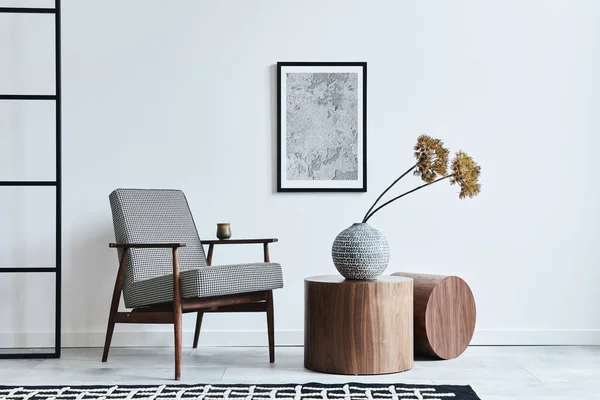 Minimalistické Složení Obývacího Pokoje Designovým Křeslem Dřevěnou Stoličkou Sušenou Květinou — Stock fotografie