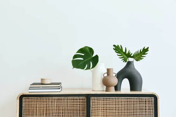 现代斯堪的纳维亚家庭内部与设计木制堆芯 热带叶在花瓶 书籍和个人配件在时尚的家居装饰 复制空间 — 图库照片