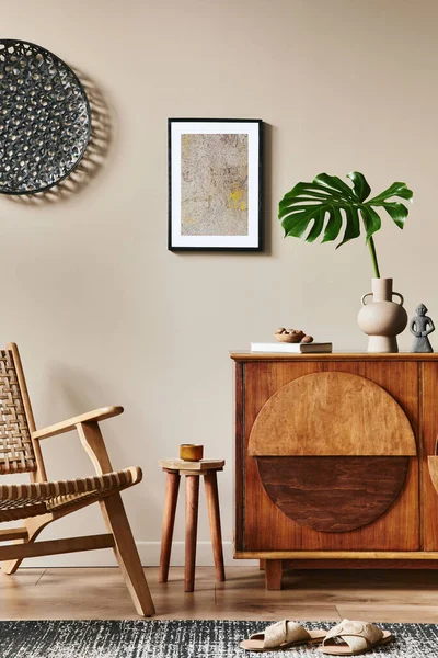 Inredning Unikt Vardagsrum Med Snygg Commode Fåtölj Tropiskt Blad Vas — Stockfoto