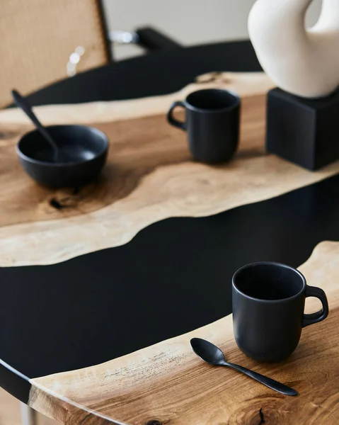 ブラックティーポット カップ スプーンでデザイン木製とエポキシテーブル上の最小限の組成物 モダンなダイニングルームのインテリア 詳細は テンプレート — ストック写真