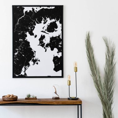 Poster çerçevesi, ahşap konsola, kitaplar ve aksesuarlarla ev tasarımının yaratıcı kompozisyonu. Minimalist kavramlar. Şablon