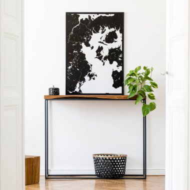 Poster çerçevesi, ahşap konsola, kitaplar ve aksesuarlarla ev tasarımının yaratıcı kompozisyonu. Minimalist kavramlar. Şablon