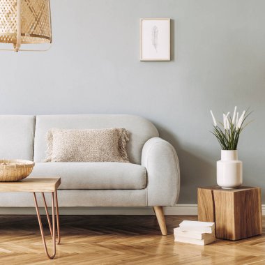 Gri kanepe, kahve masası, makrome, bitkiler, halı ve zarif aksesuarlarla modern tasarım ev dekorasyonu konsepti. Şık ve minimalist ev dekorasyonu. Şablon. 
