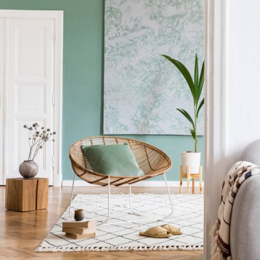 Gri koltuklu, rattan koltuklu, tahta küplü, ekose, tropikal bitki ve zarif aksesuarlı lüks bir dairede modern oturma odası kompozisyonu. Şık bir ev dekoru. Şablon.