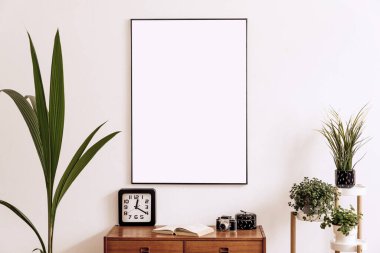 Tasarım ahşap retro klozet, saat, bir sürü bitki ve şık aksesuarlı oturma odasının modası ve retro kompozisyonu. Modern ev dekorasyonu. Şablon. Duvardaki poster çerçevesini düzenle. 