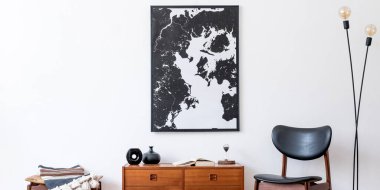 Eski moda ahşap klozet, sandalye, ayak sehpası, masa lambası ve zarif kişisel aksesuarları olan şık ve modaya uygun bir oturma odası. Duvara poster haritası yap. Şablon. Ev dekoru. 