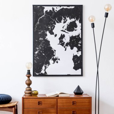 Oturma odasının eski ahşap klozeti, ayak sehpası, masa lambası, rattan sepeti ve zarif kişisel aksesuarları olan iç tasarımı. Minimalist bir kavram. Ev dekoru. Duvardaki poster çerçevesini düzenle. 