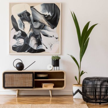 Poster çerçevesi, ahşap tuvalet ve aksesuarlarla dekore edilmiş rahat ve şık oturma odası iç tasarımının yaratıcı kompozisyonu. Beyaz duvarlar ve parke zemin. Tarafsız renkler. Şablon