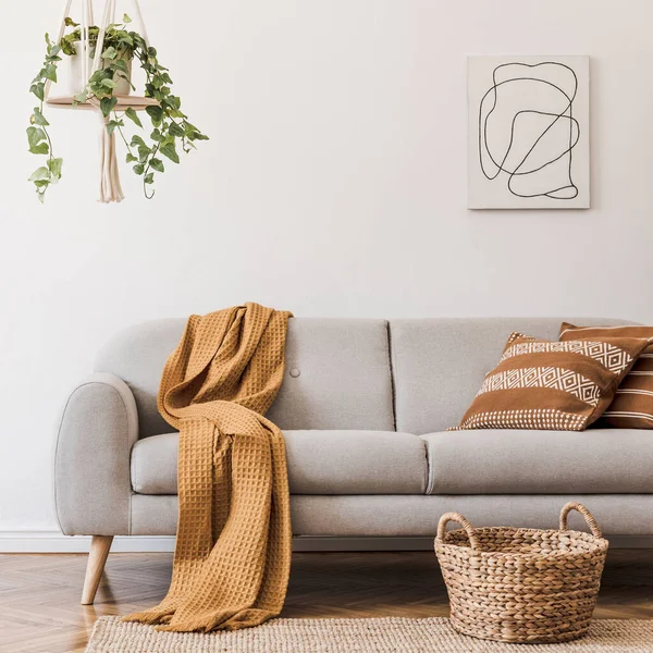 风格别致的创作风格 舒适舒适的客厅内部 灰色沙发 地毯和美丽的配饰 白墙和花篮地板 — 图库照片