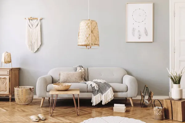 グレーのソファ コーヒーテーブル マクラメ カーペット エレガントなアクセサリーとデザインホームインテリアのモダンなコンセプト スタイリッシュなミニマリストの家の装飾 テンプレート — ストック写真