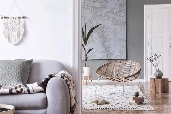 Stilvolle Komposition Kreativer Und Gemütlicher Wohnzimmereinrichtung Mit Couchtisch Rattansessel Pflanzen — Stockfoto