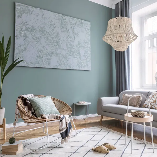 现代家居装饰中 客厅采用时尚的波希米亚室内设计 配有灰色沙发 艺术绘画和典雅的个人配饰 — 图库照片