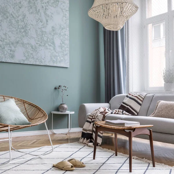 Stilvolles Unkonventionelles Wohnzimmerdesign Mit Grauem Sofa Rattansessel Hocker Hausschuhen Kissen — Stockfoto