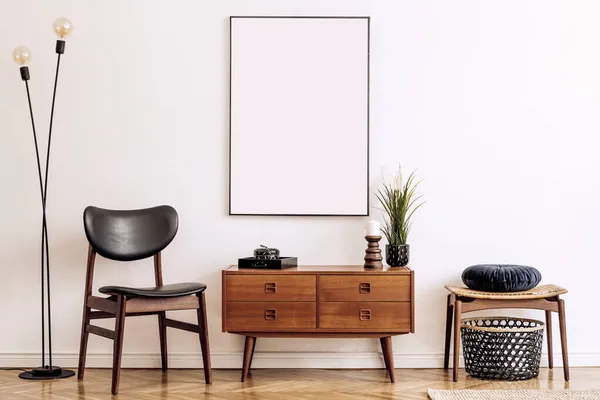 Stylish Retro Living Room Design Vintage Wooden Commode Chair Footrest — Stock Photo, Image