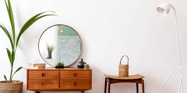 Komposisi Minimal Dan Bergaya Ruang Tamu Dengan Kayu Commode Cermin — Stok Foto
