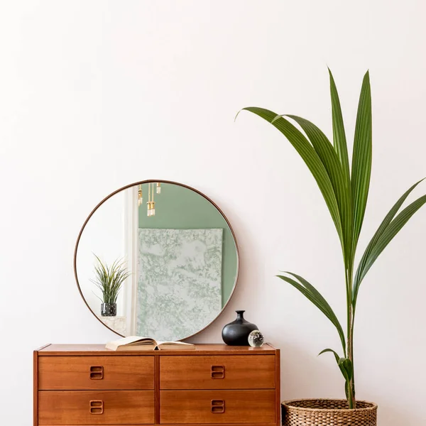 Minimalistische Und Stilvolle Wohnzimmerkomposition Mit Holzkommode Spiegel Tropischer Pflanze Rattankorb — Stockfoto