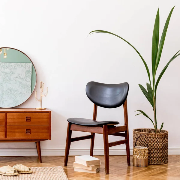 Stylowy Wystrój Wnętrz Salonu Drewnianą Toaletą Retro Krzesłem Tropikalną Rośliną — Zdjęcie stockowe