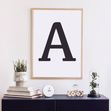 Bluenavy klozeti olan şık bir oturma odası, modern ev dekorunda poster çerçevesi, dekorasyon, kitap ve zarif kişisel aksesuarlar. Şablon. 