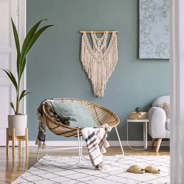 Stilvolle Komposition Kreativer Und Gemütlicher Wohnzimmereinrichtung Mit Couchtisch Rattansessel Pflanzen — Stockfoto