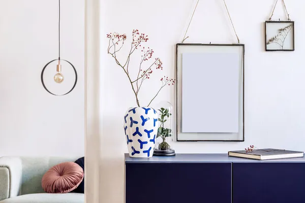 Stilvolles Interieur Des Wohnzimmers Mit Bluenavy Kommode Attrappe Posterrahmen Dekoration — Stockfoto