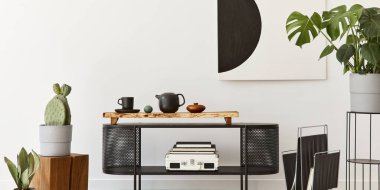 Modern oturma odasının iç tasarımı siyah klozet, sandalye, sanat tabloları, lamba, bitkiler, dekorasyon ve ev dekorasyonunda zarif aksesuarlar. Şablon.