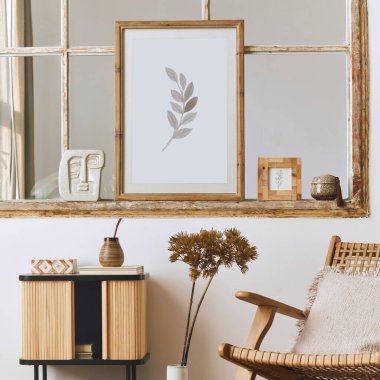 Dizayn koltuğu, ahşap raf, eski pencere, vazoda kurumuş çiçekler, kahverengi poster çerçevesi, dekorasyon ve zarif kişisel aksesuarlarla modern oturma odası kompozisyonu. Şablon.