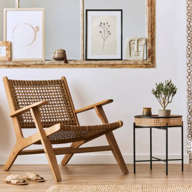 Dizayn koltuğu, tahta tabure, eski pencere, vazoda kurumuş çiçekler, kahverengi poster çerçevesi, dekorasyon ve zarif kişisel aksesuarlarla modern oturma odası kompozisyonu. Şablon.