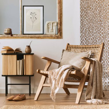 Şık rattan koltuklar, tasarım mobilyaları, kurutulmuş çiçekler, poster çerçeveleri, ahşap döşemeler, dekorasyon ve zarif kişisel aksesuarlarla eşsiz bir oturma odası. Modern ev. Şablon.