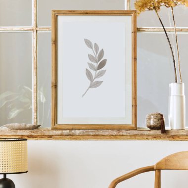 Tasarım koltuğu, kahve masası, eski pencere, vazoda kurumuş çiçekler, kahverengi poster çerçevesi, dekorasyon ve zarif kişisel aksesuarlarla modern oturma odası kompozisyonu. Şablon.