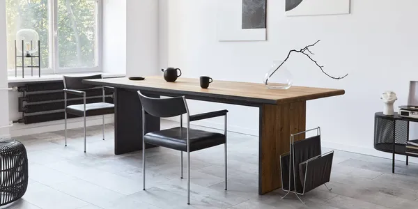 Elegante Comedor Interior Con Mesa Familiar Diseño Madera Sillas Negras —  Fotos de Stock