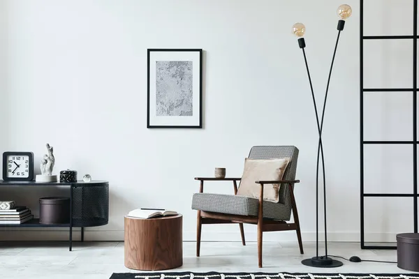 Stilvolle Skandinavische Wohnzimmerkomposition Mit Design Sessel Schwarzem Posterrahmen Kommode Holzhocker — Stockfoto