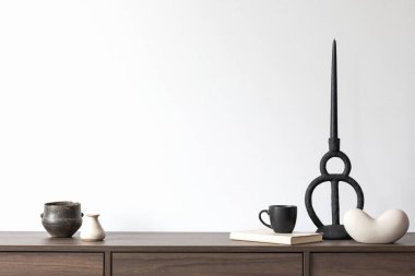 Kahverengi ahşap klozet, mum ve küçük dekorasyonlu şık bir oturma odası kompozisyonu. Beyaz duvar. Uzayı kopyala Şablon. 