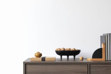 Kahverengi ahşap klozet ve küçük dekorasyonlu şık bir oturma odası kompozisyonu. Beyaz duvar. Uzayı kopyala Şablon. 